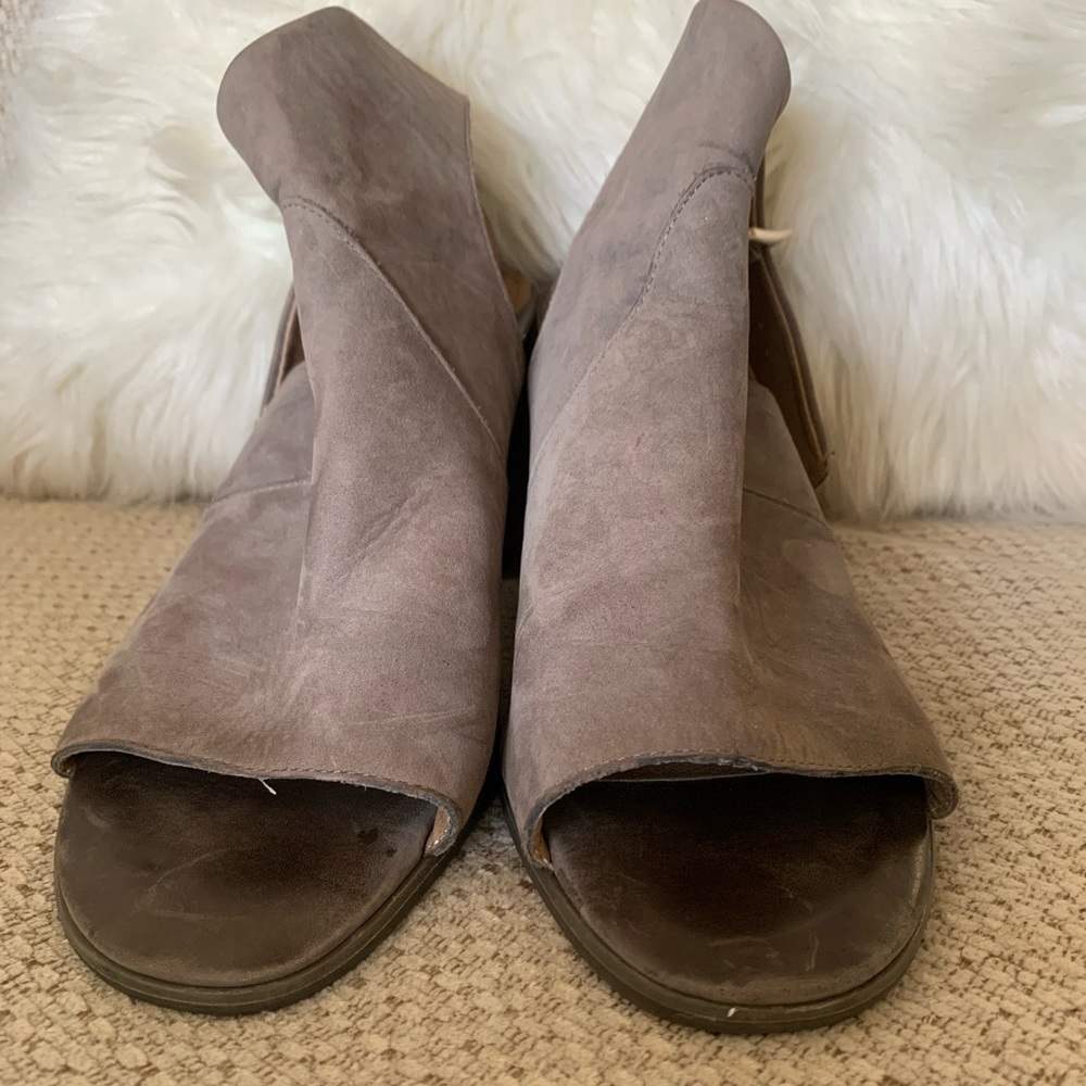 Gray peep toe silver buckle